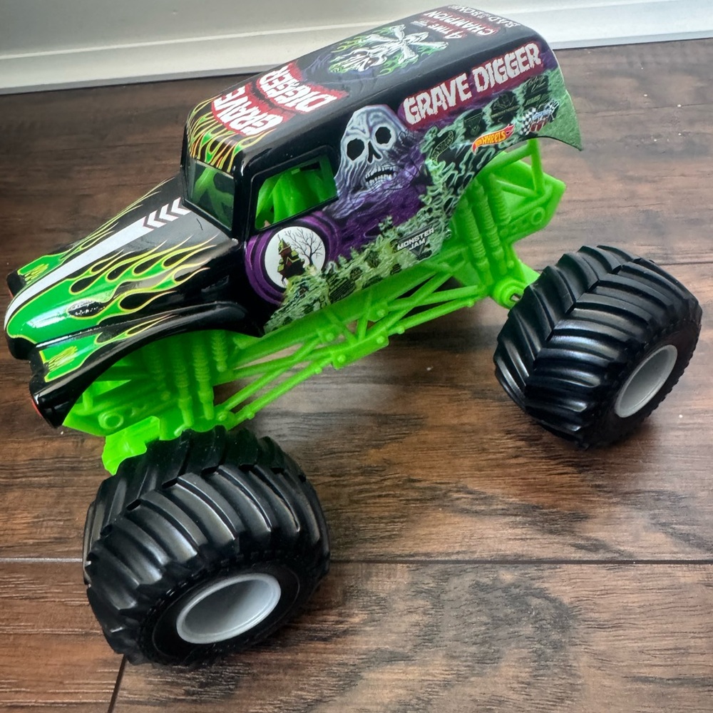 Hot Wheels Monster Jam Grave Digger Truck 1:24 Die cast Metal Mattel 4x Champ - Picture 7 of 9